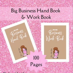 Puede incluir: Dos cuadernos de papel marrón con el texto "The Big Business Hand Book" y "The Big Business Work Book" en las portadas. Cada portada presenta una ilustración de dibujos animados de una mujer con una burbuja rosa. El texto "She's that Boss" está escrito en cada portada. Los cuadernos están sobre un fondo de purpurina rosa. El texto "100 Pages" está escrito en una estrella rosa.