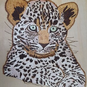 Pièce unique d'oeuvres d'art cuites à la main. Le prix comprend le cadre.