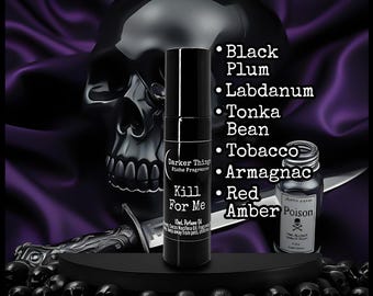 Può includere: Un flacone di profumo nero con la scritta "Kill For Me" è centrato su una piattaforma nera, con un teschio e un pugnale sullo sfondo. Gli ingredienti sono elencati: Prugna Nera, Labdano, Fava Tonka, Tabacco, Armagnac, Rosso e Ambra.