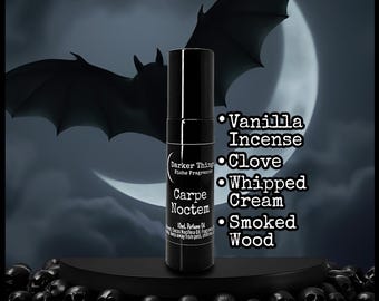 Puede incluir: Un frasco cilíndrico negro de aceite de perfume con una etiqueta que dice Darker Things Niche Fragrances Carpe Noctem 10ml Perfume Oil. La etiqueta enumera las notas aromáticas: Vanilla Incense, Clove, Whipped Cream y Smoked Wood en lista.