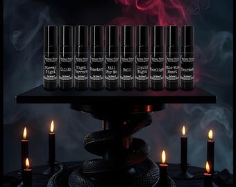 Puede incluir: Diez frascos cilíndricos negros de aceite de perfume con aplicador de bola, dispuestos en fila sobre un pedestal negro. Cada frasco tiene una etiqueta con el texto Darker Things, el nombre del aroma y Oil Perfume. Los nombres incluyen Stormy Night, Lilith, Night Terrors, Cemetery, Kill For Me, Hell, Liquid Night, Moonlight, Little Black Heart y Haunted.