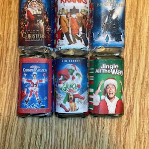 Pode incluir: Seis caixas de DVD com tema natalino. Os títulos incluem "Christmas Chronicles", "Christmas with the Kranks", "The Polar Express", "Christmas Vacation", "How the Grinch Stole Christmas" e "Jingle All the Way".