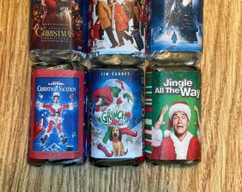 Könnte beinhalten: Sechs DVD-Hüllen mit Weihnachtsthema. Zu den Titeln gehören "Christmas Chronicles", "Christmas with the Kranks", "The Polar Express", "Christmas Vacation", "How the Grinch Stole Christmas" und "Jingle All the Way".