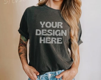 Comfort Colors C1717 Pepper Shirt - Model Mockup - Pfefferfarbenes Shirt - T Shirt Mockup - Model Mock up T-Shirt - Tattooed Model Mockup