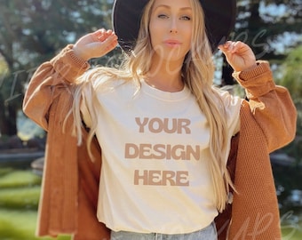 Comfort Colors C1717 Elfenbensvit skjorta Mockup - Överdimensionerad Mockup - Elfenbensvit skjorta - Elfenbensvit Comfort Color skjorta Mockup - Modell Mockup - Boho Mockup