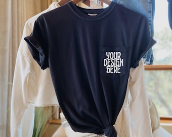Comfort Colors 6030 Mockup | Svart Comfort Colors Pocket T-shirt Mockup | Svart Pocket T-shirt Mockup | Comfort Colors Pocket Skjorta Mockup | Hängande Mockup