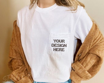 Comfort Colors 6030 Mockup | Vit Comfort Colors T-shirt med ficka | Vit T-shirt med ficka | Comfort Colors Skjorta med ficka | Modell Mockup med ficka
