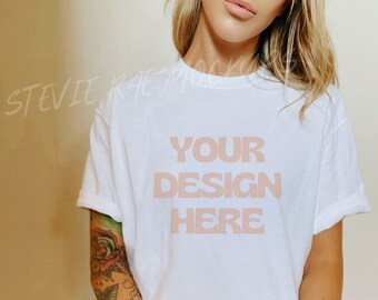 Comfort Colors 1717 Vit - Vit Skjorta Mockup - 1717 Mockup - Modell Mockup - Studio Mockup - Boho Mockup - Tatuerad T-shirt Mockup