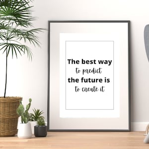 Puede incluir: Una cita imprimible en blanco y negro que dice "La mejor manera de predecir el futuro es crearlo". La cita está enmarcada en un marco negro y se muestra en una pared blanca con una planta en maceta y una silla en el fondo.