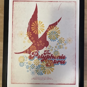 Op de afbeelding: Een vintage poster met een rood, geel en blauw vogelontwerp. De tekst luidt "The Polyphonic Spree" en "2006 Official ACL Pre-Show Pilot Drift & Phillipe Karnats September Fourteen Emo's Austin, TX".