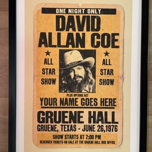 Op de afbeelding: Een vintage concertposter die reclame maakt voor een "One Night Only" optreden van David Allan Coe in de Gruene Hall in Gruene, Texas op 26 juni 1976. De poster toont een zwart-witfoto van Coe met een cowboyhoed en baard. De poster is vergeeld en heeft een verweerde uitstraling.