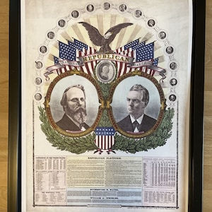 Può includere: Un manifesto politico vintage per le elezioni presidenziali del 1876 con Rutherford B. Hayes e William A. Wheeler. Il manifesto include un'aquila calva, bandiere americane e un dettagliato programma repubblicano.