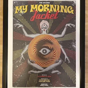 Puede incluir: Un cartel de concierto para My Morning Jacket, una banda, con un diseño psicodélico que presenta a una mujer con múltiples brazos y un gran ojo en el centro. El concierto es el 15 de octubre de 2010 en el State Theatre de Portland, Maine. El cartel fue diseñado por Madpiel.net.