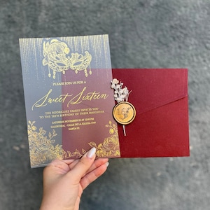 Invito per festa in maschera, invito per i 16 anni, invito per i 16 anni in acrilico, invito per la Quinceanera, dorato, busta bordeaux, scintillante
