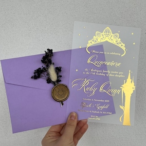Rapunzel Einladungskarte, Rapunzel Einladungskarte, Acryl Quinceanera Einladung, Goldvergoldung, Flieder Umschlag, Rapunzel Krone