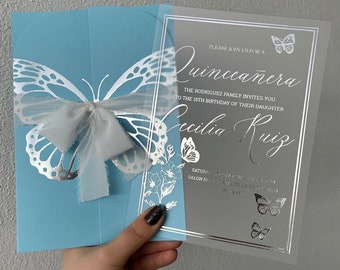 Invitación de Quinceañera con Mariposa: Tarjeta acrílica azul bebé con lámina plateada
