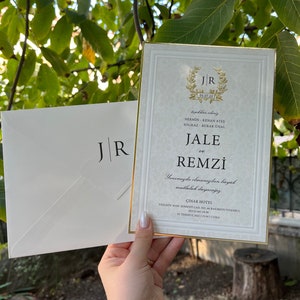 Invito a nozze con cornice dorata, Invito in avorio, Invito a nozze di lusso, Design con monogramma in oro, Carta fantasia, Design minimalista
