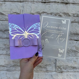 Biglietto d'invito lilla, invito acrilico per la Quinceañera, invito a farfalla, biglietto d'invito con giacca pieghevole, grande motivo a farfalla, argento