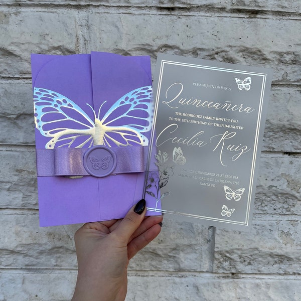 Flieder Einladungskarte, Acryl Quinceañara Einladung, Schmetterling Einladung, Klappjacke Einladungskarte, großer Schmetterling Design, Silber