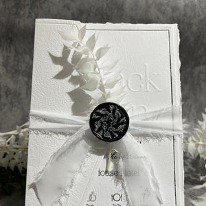 Invito a nozze strutturato di qualità premium fatto a mano, stampato in rilievo, elegante biglietto d'invito con dettagli dorati neri