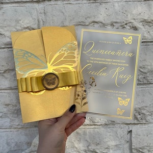 Tarjeta de Invitación Dorada Metálica, Invitación Quinceañera en Acrílico, Invitación Mariposa, Tarjeta de Invitación Chaqueta Plegable, Diseño Mariposa Grande.