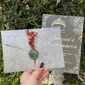 Geprägtes Blumenmuster Acryl Quinceanera Einladung, Gekrönte Quinceañera Invite, Moderne Sweet 16 Einladung, Grauer Umschlag, Silberfolie