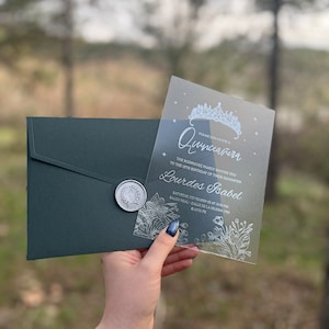 Invitation Quinceanera acrylique, Invitation papier, Invitation Quinceañera couronnée, Invitation moderne Sweet 16, Enveloppe verte, Feuille d'argent