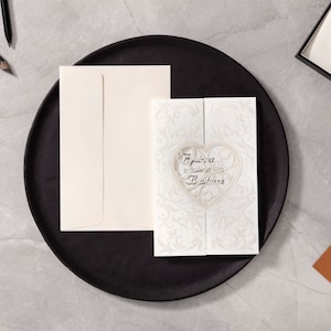 Faire-part de mariage plié, enveloppe crème, faire-part de mariage motif coeur, ensemble de faire-part de mariage élégant, Design minimaliste