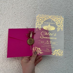 Invitación de quinceañera coronada, invitación de quinceañera acrílica, sobre rosa fucsia, invitación moderna dulce 16, dorado dorado, patrón de hiedra