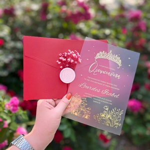 Acryl Quinceanera Einladung, Papiereinladung, gekrönte Quinceaşa Invite, moderne Sweet 16 Einladung, roter Umschlag, Gold vergoldet