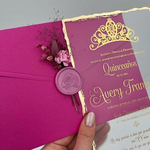 Faire-part de Quinceanera en acrylique, Enveloppe fuchsia, Couronne de princesse, Faire-part de quinceañera couronné, Faire-part Sweet 16 moderne, cadre doré