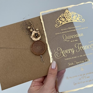 Invitación acrílica para quinceañera, sobre kraft, corona de princesa, invitación de quinceañera coronada, invitación moderna para dulces 16, marco dorado