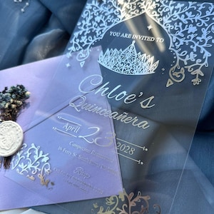 Gekrönte Quinceanera-Einladung, Acryl-Quinceanera-Einladung, lila Umschlag, Papiereinladung, silberne vergoldete moderne Sweet 16-Einladung,