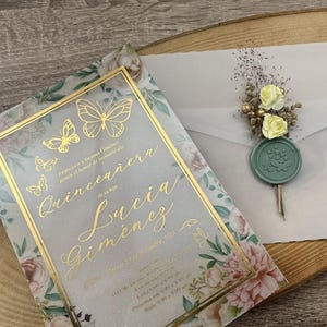 Convite de quinceañera 3D de papel fosco revestido em acrílico, convite com moldura de rosa, glitter dourado, envelope fosco, convite com padrão de borboleta