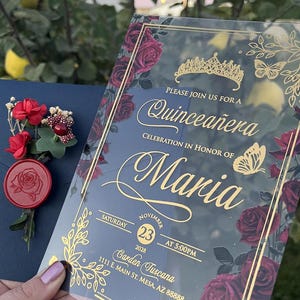 Invito a Quinceanera in acrilico, busta blu navy, cornice con rosa rossa, cornice dorata, acrilico trasparente, invito moderno per i 16 anni, oro dorato