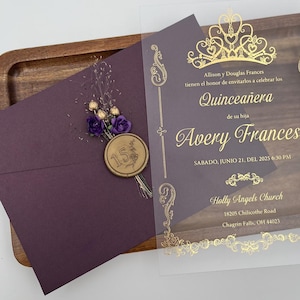 アクリル製キンセアニェーラ招待状：紫色の封筒、金色の王冠