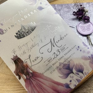 Invitación de quinceañera 3D hecha de papel esmerilado recubierto de acrílico, hoja lila, vestido de princesa, plata, dorado, sobre lila, corona