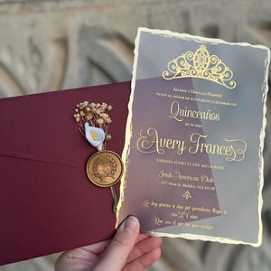 Acryl Quinceanera-Einladung, burgunderroter Umschlag, Prinzessin Krone, gekrönte Quinceaña einladen, moderne Sweet 16-Einladung, Goldrahmen