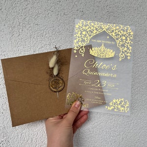 Invitación de quinceañera coronada, invitación de quinceañera acrílica, sobre kraft, invitación moderna dulce 16, dorado dorado, patrón de hiedra