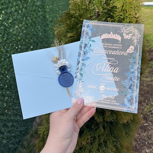 Acryl Quinceanera Einladung, Baby Blauer Umschlag, Baby Blauer Rosenrahmen, Klares Acryl, Moderne Sweet 16 Einladung, Roségold Vergoldet