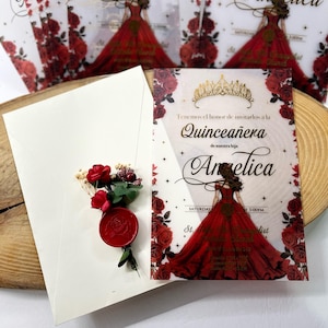 Invito per la Quinceañera in 3D con carta satinata rivestita in acrilico, abito da principessa rosso, lamina d'oro, cornice con rosa rossa, busta color crema.