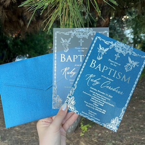 Convite de batismo com detalhe dourado elegante em prata, convite de batismo com envelope azul metálico, convite com design de anjo, minimalista