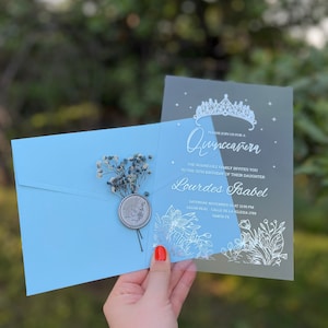 Acryluitnodiging voor quinceanera, papieren uitnodiging, gekroonde quinceañera-uitnodiging, moderne Sweet 16-uitnodiging, babyblauwe envelop, zilver verguld