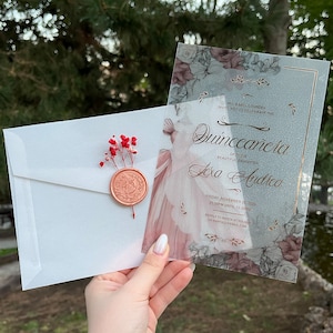 3D Quinceañera-uitnodiging gemaakt van mat papier bedekt met acryl, rozenframe, prinsessenjurk, rosé goud, matte envelop, RSVP-kaart