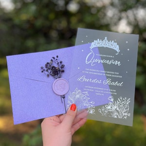 Acryl Quinceanera Einladung, Papiereinladung, gekrönte Quinceaşa Invite, moderne Sweet 16-Einladung, lila Umschlag, Silber vergoldet