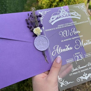 Faire-part Quinceanera en acrylique : enveloppe violette, dorure argentée, motif couronne