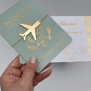 Faire-part de mariage passeport, faire-part de mariage à destination, feuille d'or, faire-part carte d'embarquement vert sauge, réservez vos dates,