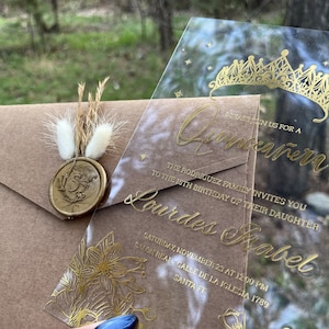 Invito per Quinceañera in acrilico, invito in carta, invito per Quinceañera incoronato, invito moderno per i 16 anni, busta in carta kraft, dorato