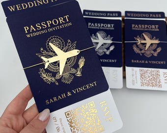 Può includere: Invito di nozze blu navy progettato come un passaporto. L'invito presenta un testo dorato che recita "Wedding Pass" e "Passport Wedding Invitation". L'invito include una grafica di un aereo dorato e i nomi "Sarah & Vincent".