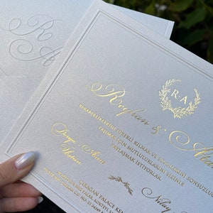 Perlenweißer Umschlag, Luxuseinladung, Geprägter Umschlagdruck, Goldvergoldung, Elegante Hochzeitseinladung, Geprägte Einladung